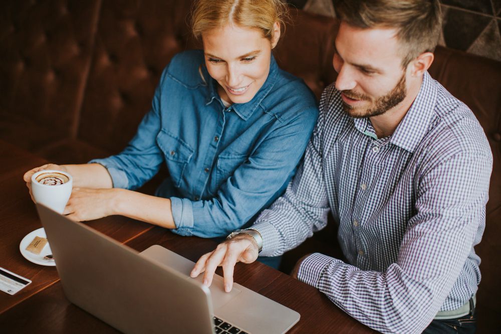 fiatal pár lap top előtt